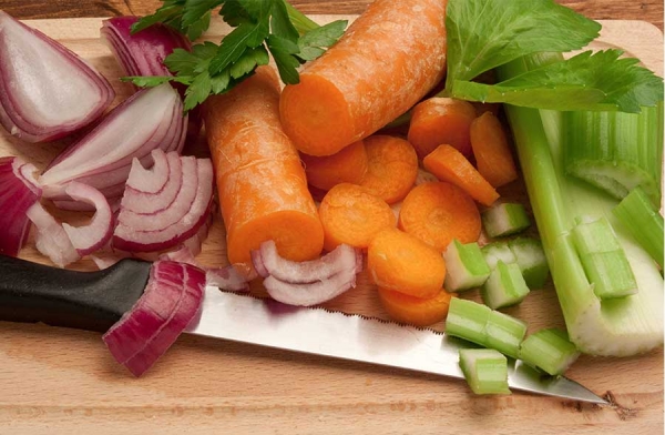 Sedano, carota e cipolla in cucina